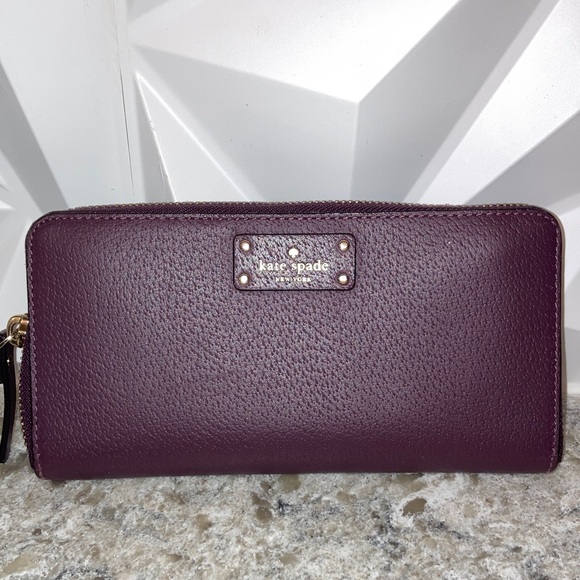 💗Kate Spade top zip maroon wallet
EXCELLENT CONDITION I have matching crossbody - Picture 1 of 7